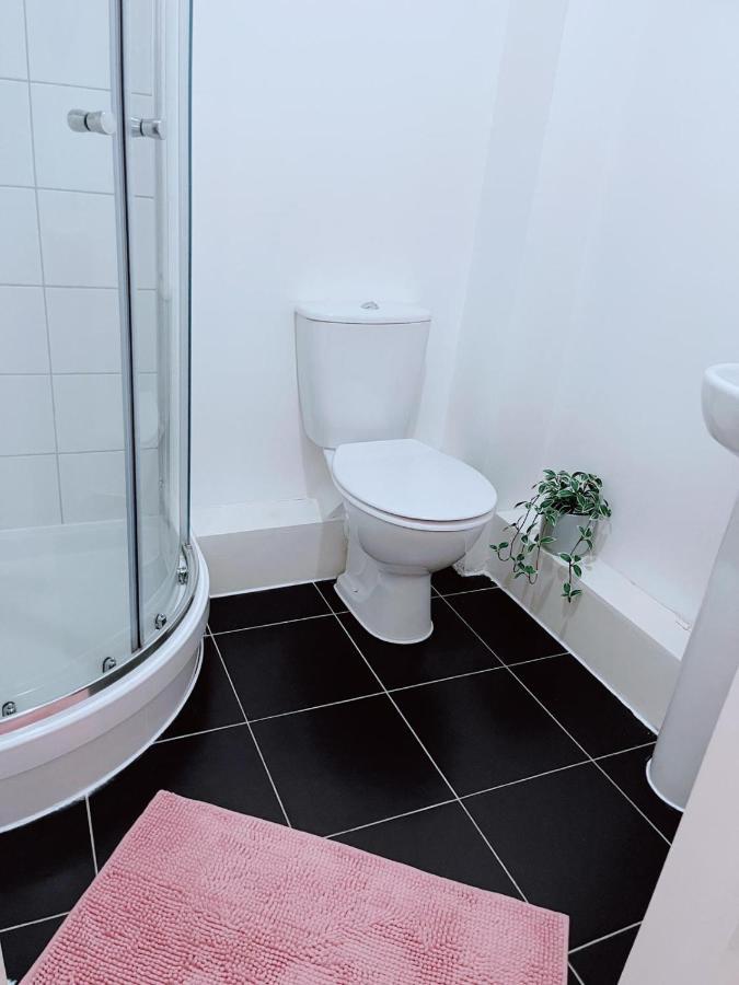 Hospedagem domiciliar Modern Double Bedroom With Attached Bath