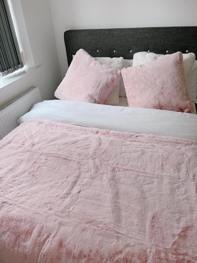 Hospedagem domiciliar Modern Double Bedroom With Attached Bath